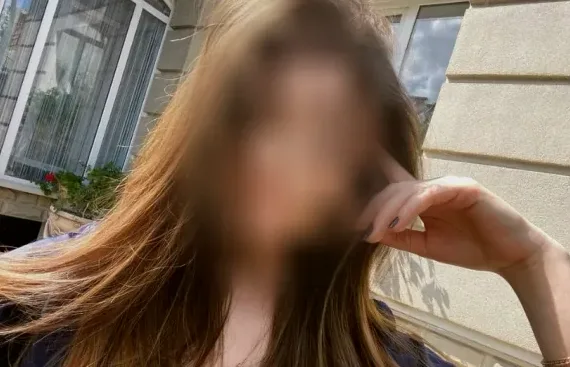 Ellie, 19